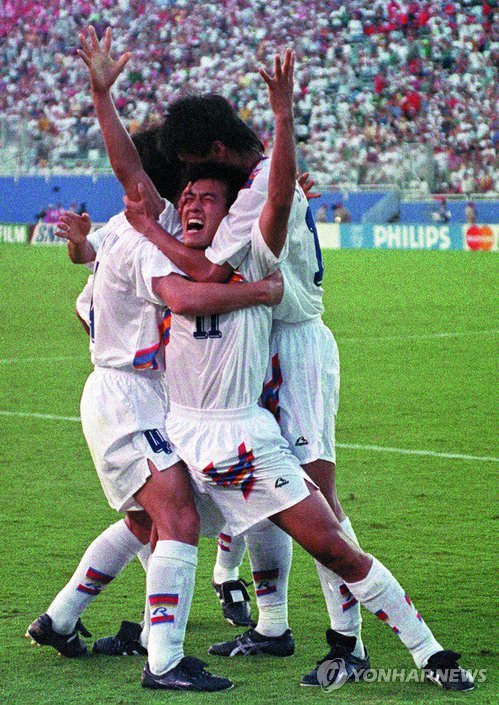 1994년 미국 댈러스 코튼볼 경기장에서 열린 한국 대 스페인과의 경기에서 서정원 선수가 동점골을 넣은 뒤 환호하고 있다. 연합뉴스