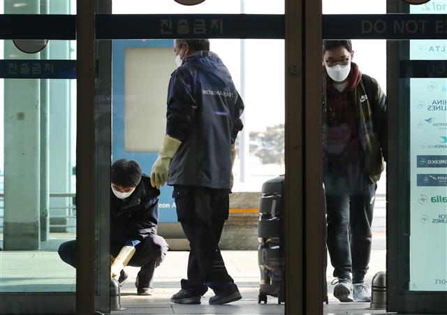 9일 오후 인천국제공항 제1여객터미널 출국장에서 신종 코로나바이러스 감염증(우한폐렴) 확산 방지를 위해 공항 미화원들이 소독 및 청소를 하고 있다. 2020.2.9 뉴스1