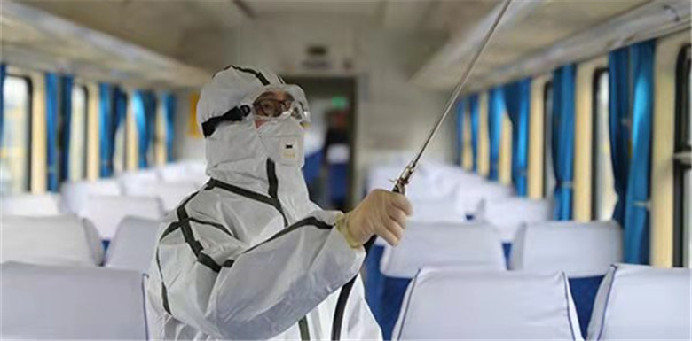 신종 코로나바이러스 감염증 확산으로 고속철 안에서 방역 작업을 하는 모습. 중국국가철로그룹 홈페이지 캡처
