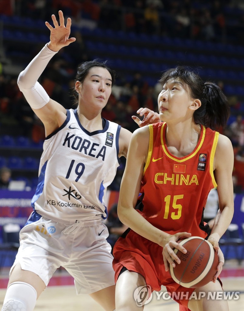 한국 여자 농구 에이스 박지수가 9일 세르비아 베오그라이드에서 열린 도쿄올림픽 여자농구 C조 최종예선에서 중국의 한쉬를 막고 있다. EPA 연합뉴스