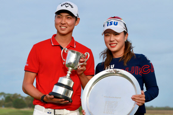 박희영이 9일 호주 빅토리아주 서틴스 비치 골프 링크스의 비치 코스에서 열린 미국여자프로골프(LPGA) 투어 ISPS 한다 빅 오픈에서 우승한 뒤 우승컵을 들고 기념촬영하고 있다. 왼쪽은 남자대회 우승자인 이민우. 2020.2.9. 골프 오스트레일리아 제공