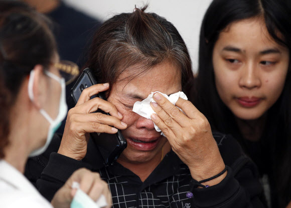 9일 범행 현장인 북동부 나콘랏차시마의 한 대형병원에서 가족의 시신을 수습하러 온 여성이 울면서 통화를 하고 있는 모습. 나콘랏차시마 EPA 연합뉴스