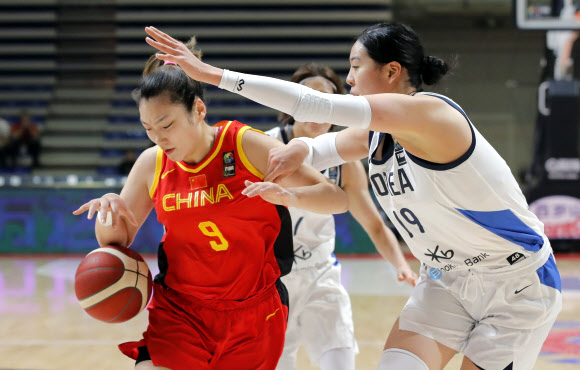 9일 밤 세르비아 베오그라드에서 열린 도쿄올림픽 여자농구 최종예선 B조 경기에서 한국의 박지수가 중국 리멍의 돌파를 저지하고 있다. 신화 연합뉴스
