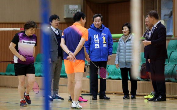 더불어민주당 후보로 종로 출마를 선언한 이낙연 전 국무총리가 10일 서울 종로구민회관을 찾아 배드민턴 동호인들과 인사를 나누고 있다. 2020.2.10  연합뉴스