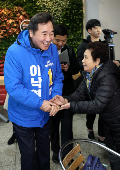 더불어민주당 후보로 종로 출마를 선언한 이낙연 전 국무총리가 10일 서울 종로구민회관을 찾아 지역주민과 인사를 나누고 있다. 2020.2.10  연합뉴스