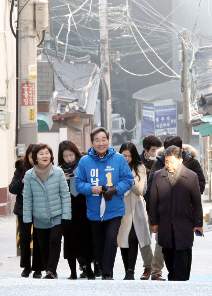 더불어민주당 후보로 종로 출마를 선언한 이낙연 전 국무총리가 10일 서울 종로구 창신동 다문화가족지원센터로 걸어가고 있다. 2020.2.10  연합뉴스