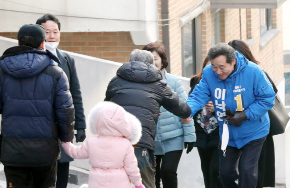더불어민주당 후보로 종로 출마를 선언한 이낙연 전 국무총리가 10일 서울 종로구 창신동 다문화가족지원센터로 걸어가며 주민들과 인사하고 있다. 2020.2.10  연합뉴스