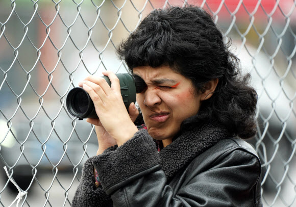 제92회 아카데미 시상식이 열린 9일(현지시간) 미국 로스앤젤레스 돌비극장 인근에서 한 시민이 망원경으로 배우들의 입장을 지켜보고 있다. 2020.2.10  연합뉴스