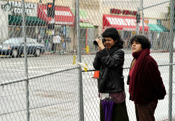 제92회 아카데미 시상식이 열린 9일(현지시간) 미국 로스앤젤레스 돌비극장 인근에서 한 시민이 망원경으로 배우들의 입장을 지켜보고 있다. 2020.2.10  연합뉴스