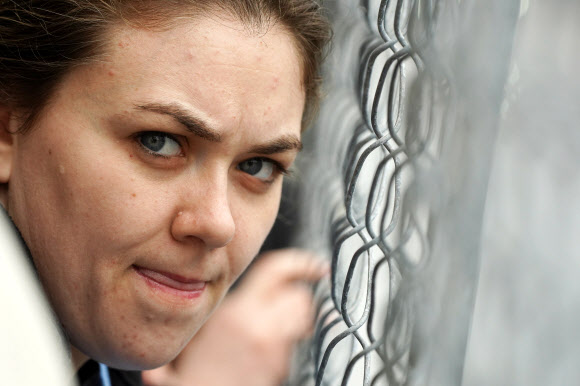 제92회 아카데미 시상식이 열린 9일(현지시간) 미국 로스앤젤레스 돌비극장 인근에서 현지 시민이 배우들의 입장을 기다리고 있다. 2020.2.10  연합뉴스