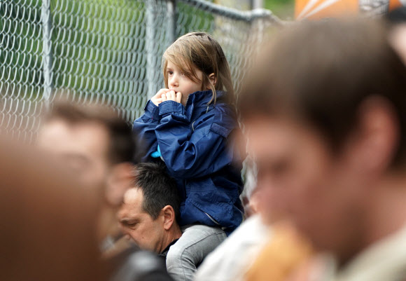 제92회 아카데미 시상식이 열린 9일(현지시간) 미국 로스앤젤레스 돌비극장 인근에서 한 어린이가 아빠 어깨에 목말을 탄 채 레드카펫 입장을 지켜보고 있다. 2020.2.10  연합뉴스