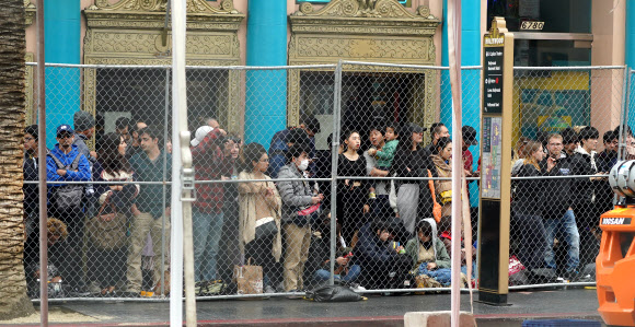 제92회 아카데미 시상식이 열리는 9일(현지시간) 미국 로스앤젤레스 돌비극장 인근에서 관광객과 시민들이 레드카펫을 보기 위해 행사 전부터 대기하고 있다. 2020.2.10  연합뉴스