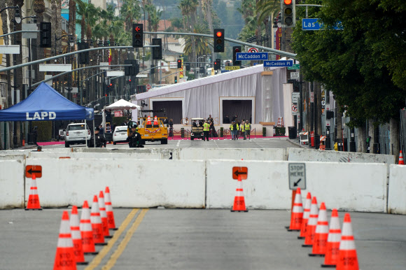제92회 아카데미 시상식이 열리는 9일(현지시간) 미국 로스앤젤레스 돌비극장 인근 도로가 통제돼 있다. 2020.2.10  연합뉴스