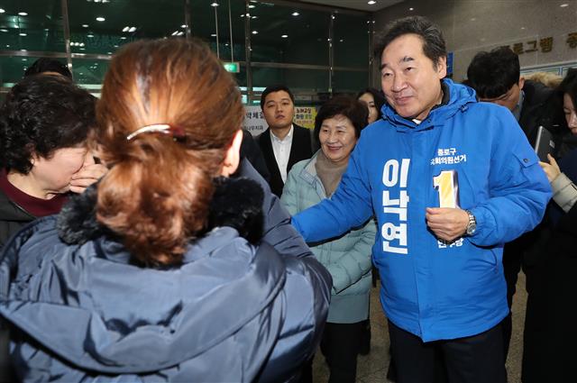 4·15 총선에서 종로에 출마하는 더불어민주당 소속 이낙연 전 국무총리가 10일 오전 서울 종로구 종로구민회관에서 기호 1번이 새겨진 선거 운동복을 입은 채 주민들과 인사를 나누고 있다. 2020.2.10 뉴스1