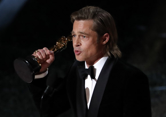 브래드 피크가 9일(현지시간) 미국 캘리포니아주 로스앤젤레스 헐리우드 돌비극장에서 열린 ‘제92회 아카데미 시상식’에서 영화 ‘원스 어폰 어 타임…인 헐리우드’로 아카데미 남우조연상을 수상한 후 소감을 발표하고 있다. 로이터 연합뉴스
