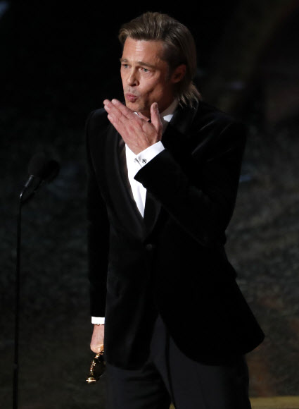 브래드 피크가 9일(현지시간) 미국 캘리포니아주 로스앤젤레스 헐리우드 돌비극장에서 열린 ‘제92회 아카데미 시상식’에서 영화 ‘원스 어폰 어 타임…인 헐리우드’로 아카데미 남우조연상을 수상한 후 손키스를 하고 있다. 로이터 연합뉴스