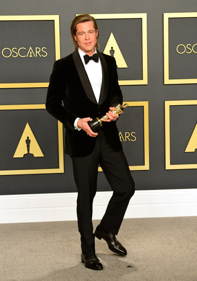 브래드 피크가 9일(현지시간) 미국 캘리포니아주 로스앤젤레스 헐리우드 돌비극장에서 열린 ‘제92회 아카데미 시상식’에서 영화 ‘원스 어폰 어 타임…인 헐리우드’로 아카데미 남우조연상을 수상한 후 프레스 룸에서 포즈를 취하고 있다. AFP 연합뉴스