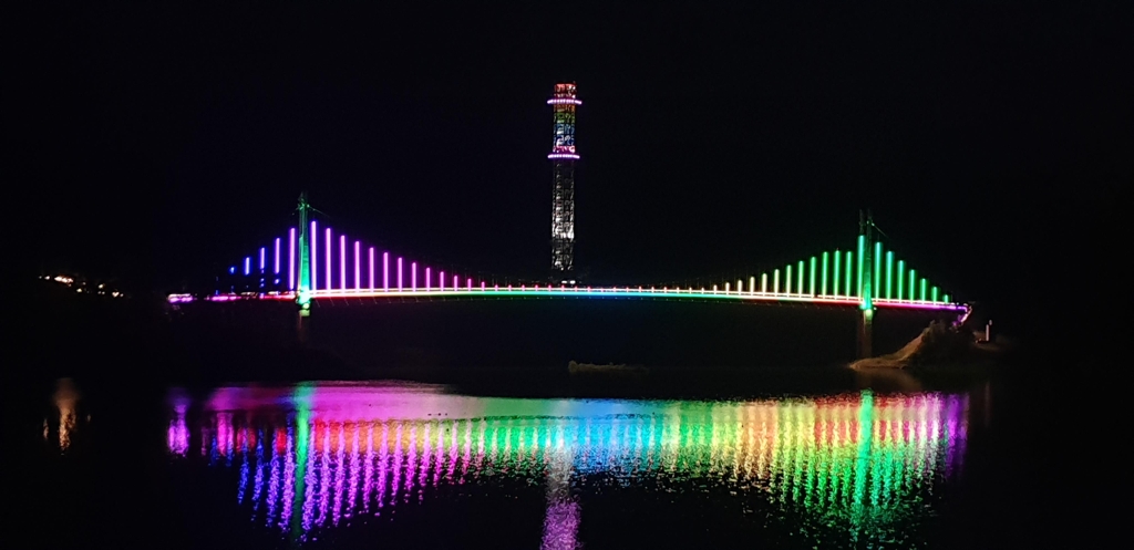 김천 부항댐 출렁다리 야간 경관. 김천시 제공  