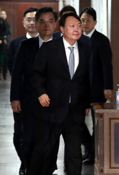 입장하는 윤석열 검찰총장과 구본선 대검 차장