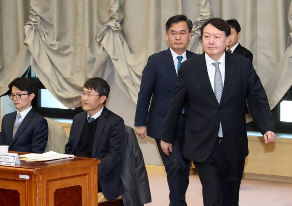 입장하는 윤석열 검찰총장과 구본선 대검 차장