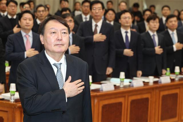 국민의례하는 윤석열 검찰총장