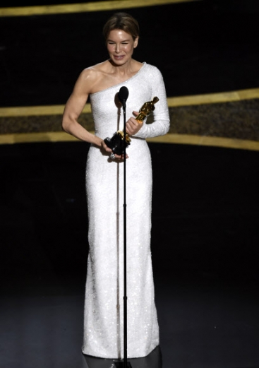 르네 젤위거가 9일(현지시간) 미국 캘리포니아주 로스앤젤레스 헐리우드 돌비극장에서 열린 ‘제92회 아카데미 시상식’에서 영화 ‘주디’로 아카데미 여우주연상을 수상하고 있다.<br>AP 연합뉴스