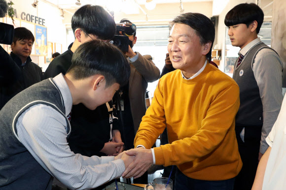 안철수 전 의원이 10일 오후 서울 서대문구 홍은동의 한 카페에서 열린 ‘내일의 YOUTH 18세 유권자들과의 간담회’에서 참석자들과 인사하고 있다. 2020.2.10  연합뉴스