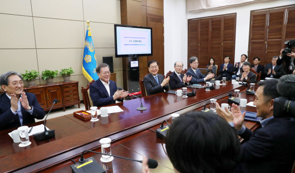 문재인 대통령과 청와대 보좌진들이 10일 오후 청와대에서 열린 수석?보좌관 회의에 앞서 아카데미 시상식에서 각본상, 국제영화상, 감독상, 작품상을 수상한 봉준호 감독 등 영화 ‘기생충’ 팀에게 축하 박수를 치고 있다. 2020.2.10  연합뉴스