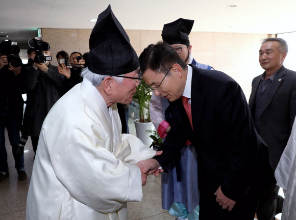 21대 총선에서 종로 지역구 출마선언을 한 황교안 자유한국당 대표가 10일 오후 서울 종로구 성균관로 유림회관에서 김영근 성균관장을 예방하고 있다. 2020. 2.10  박윤슬 기자 seul@seoul.co.kr