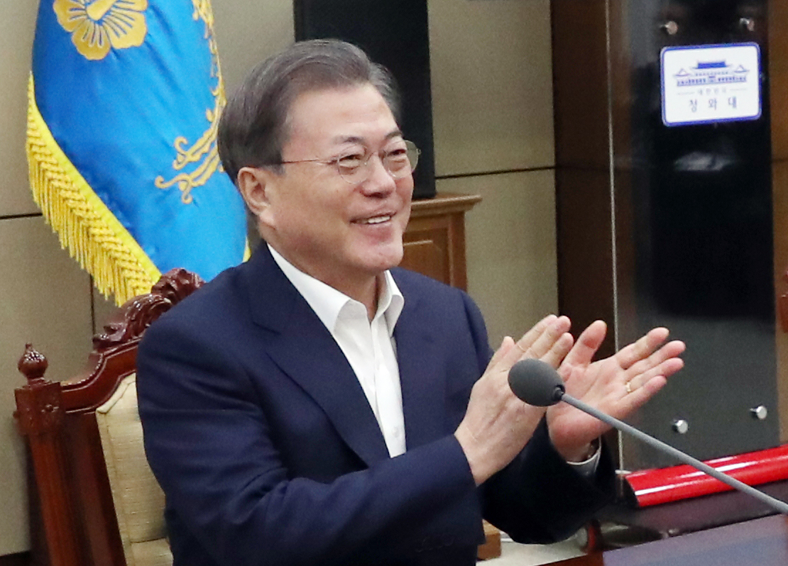 문 대통령, 영화 ‘기생충’ 수상 축하 박수