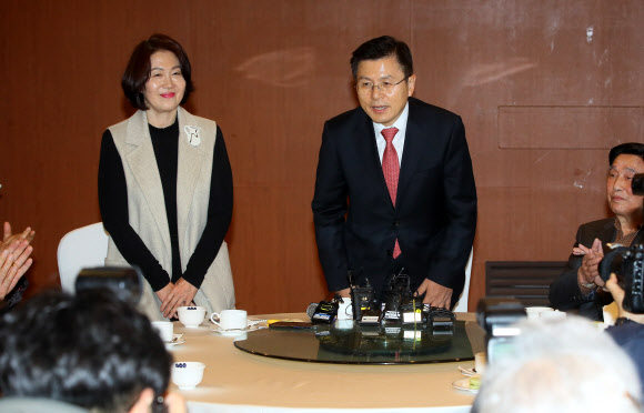 서울 종로에 출마하는 자유한국당 황교안 대표와 부인 최지영 여사가 10일 서울 종로구 하림각에서 열린 핵심 당원간담회에서 인사하고 있다.  2020.2.10  연합뉴스