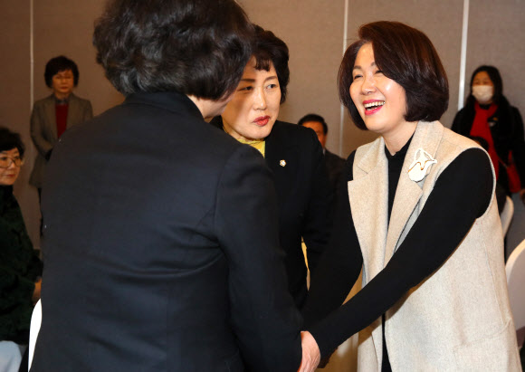 서울 종로에 출마하는 자유한국당 황교안 대표의 부인 최지영 여사(오른쪽)가 10일 서울 종로구 하림각에서 열린 핵심 당원간담회에서 참석자들과 인사하고 있다.  2020.2.10  연합뉴스