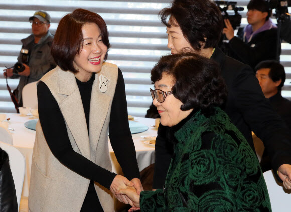 서울 종로에 출마하는 자유한국당 황교안 대표의 부인 최지영 여사(왼쪽)가 10일 서울 종로구 하림각에서 열린 핵심 당원간담회에서 참석자들과 인사하고 있다.  2020.2.10  연합뉴스