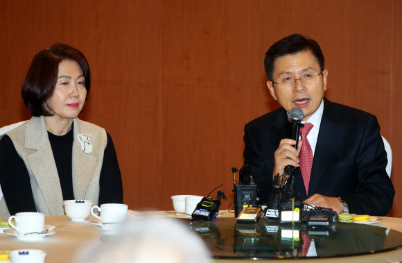 서울 종로에 출마하는 자유한국당 황교안 대표가 10일 서울 종로구 하림각에서 열린 핵심 당원간담회에서 인사말하고 있다. 왼쪽은 부인 최지영 여사. 2020.2.10  연합뉴스