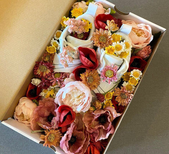 세인트루이스 카디널스 김광현이 지난 8일(한국시간) 미국 플로리다주 비로비치 재키 로빈슨 트레이닝 콤플렉스에서 친정팀 SK 와이번스로부터 받은 꽃신 선물. 2020.2.10  SK 와이번스 SNS 캡처