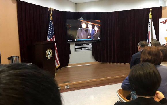 오스카 시상식 생중계 보는 미 대사관 직원들, ‘봉준호 응원’