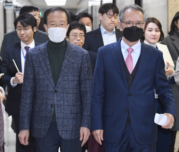 자유한국당 김형오(오른쪽) 공천관리위원장과 이석연 부위원장이 10일 마스크를 쓴 채 국회 공관위 회의장으로 입장하고 있다. 김명국 선임기자 daunso@seoul.co.kr