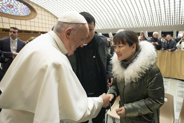 프란치스코 교황이 지난해 연말 ‘버럭’ 논란을 부른 아시아계 여성을 지난달 8일 직접 만나 사과한 사실이 뒤늦게 전해졌다. 2020.2.10  바티칸 미디어 캡처