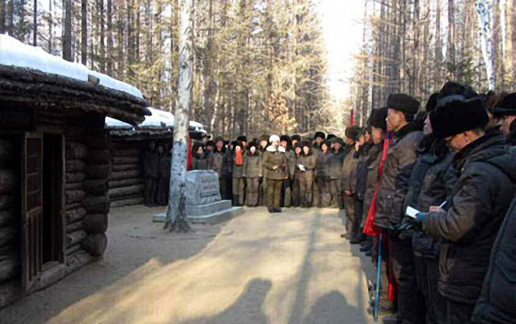 북한 노동당 기관지 노동신문은 11일 지난 6∼10일 “전국 혁명사적 일군(일꾼)들의 백두산 지구 혁명전적지 답사가 진행됐다”고 밝혔다. 사진은 신문 1면에 실린 답사 및 결의모임 모습. 2020.2.11 노동신문 홈페이지 캡처