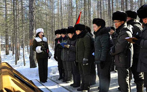 북한 노동당 기관지 노동신문은 11일 지난 6∼10일 “전국 혁명사적 일군(일꾼)들의 백두산 지구 혁명전적지 답사가 진행됐다”고 밝혔다. 사진은 신문 1면에 실린 답사 및 결의모임 모습. 2020.2.11 노동신문 홈페이지 캡처