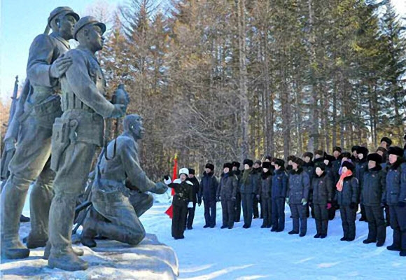 북한 노동당 기관지 노동신문은 11일 지난 6∼10일 “전국 혁명사적 일군(일꾼)들의 백두산 지구 혁명전적지 답사가 진행됐다”고 밝혔다. 사진은 신문 1면에 실린 답사 및 결의모임 모습. 2020.2.11 노동신문 홈페이지 캡처