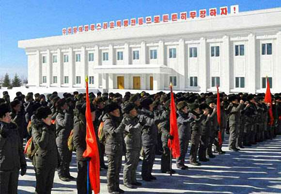 북한 노동당 기관지 노동신문은 11일 지난 6∼10일 “전국 혁명사적 일군(일꾼)들의 백두산 지구 혁명전적지 답사가 진행됐다”고 밝혔다. 사진은 신문 1면에 실린 답사 및 결의모임 모습. 2020.2.11 노동신문 홈페이지 캡처