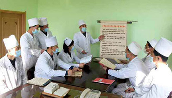 노동당 기관지 노동신문이 11일 보도한 사진으로, 북한 천리마제강연합기업소 종합진료소에서 관계자들이 마스크를 착용하고 이야기를 나누는 모습.  2020.2.11  노동신문 홈페이지 캡처