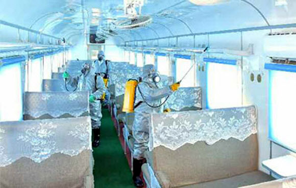 노동당 기관지 노동신문이 11일 보도한 사진으로, 북한 평양객화차대에서 방역 관계자들이 소독작업하고 있는 모습. 2020.2.11  노동신문 홈페이지 캡처