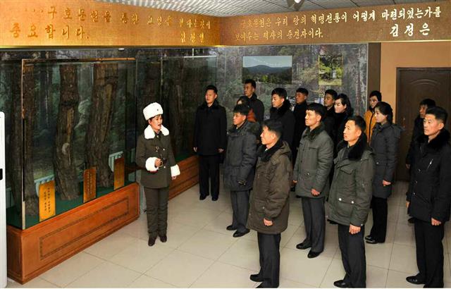 북한 노동당 기관지 노동신문은 11일 대성산유원지관리소 구호문헌 보존교양실 사진을 공개했다. 신문은 “혁명적 구호문헌 학습을 통하여 사상과 신념의 강자들로 준비해간다”라고 밝혔다.  뉴스1