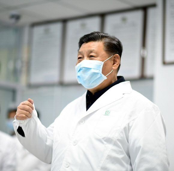 시진핑 중국 국가주석이 10일 베이징의 디탄 병원을 방문, 신종 코로나바이러스 감염증 입원 환자들의 진료 상황을 점검하고 있다. 베이징 신화=연합뉴스