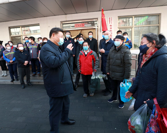 시진핑 중국 국가주석이 10일 베이징에서 신종 코로나바이러스 감염증 예방 및 통제 작업을 점검하고 있다. 로이터 연합뉴스
