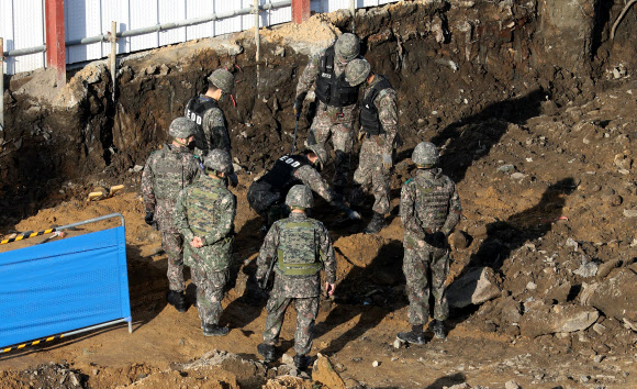 박격포탄 형태의 폭발물이 무더기로 발견된 한 신축공사 현장에서 군 관계자들이 수색작업을 벌이고 있다. 사진은 기사와 관련이 없음. 연합뉴스