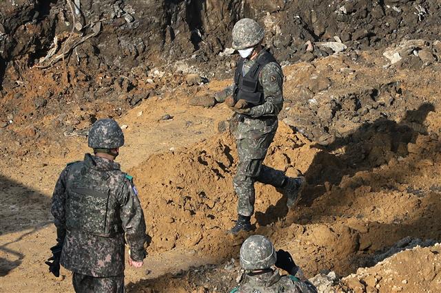 군 폭발물처리반 장병들이 11일 오전 서울 구로구 지식산업센터 신축 공사현장에서 폭발물 수색 작업을 하고 있다. 군과 경찰, 소방당국은 지난 10일까지 박격포탄 형태의 폭발물 88발을 발견했다. 경찰은 해당 물체가 녹이 슨 상태로 발견된 점에 비춰 6.25전쟁 당시 사용된 오래된 불발탄인 것으로 추정하고 있으며, 당국은 이날 추가 수색을 실시하고 있다. 2020.2.11 뉴스1