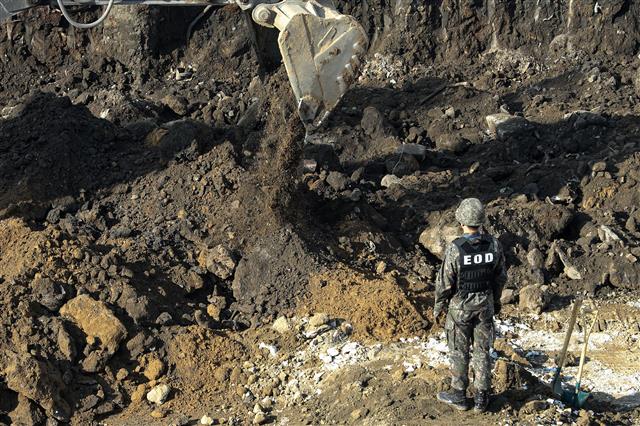 군 폭발물처리반 장병들이 11일 오전 서울 구로구 지식산업센터 신축 공사현장에서 폭발물 수색 작업을 하고 있다. 군과 경찰, 소방당국은 지난 10일까지 박격포탄 형태의 폭발물 88발을 발견했다. 경찰은 해당 물체가 녹이 슨 상태로 발견된 점에 비춰 6.25전쟁 당시 사용된 오래된 불발탄인 것으로 추정하고 있으며, 당국은 이날 추가 수색을 실시하고 있다. 2020.2.11 뉴스1